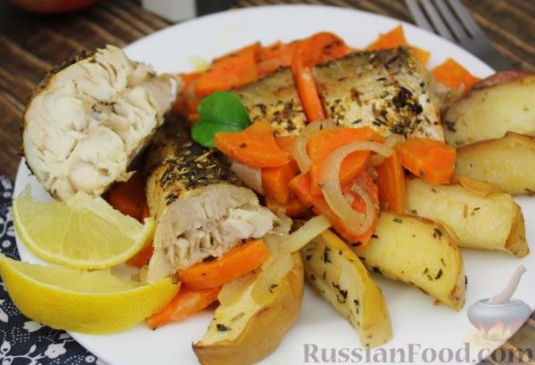 Рыба, запечённая с морковью и яблоками