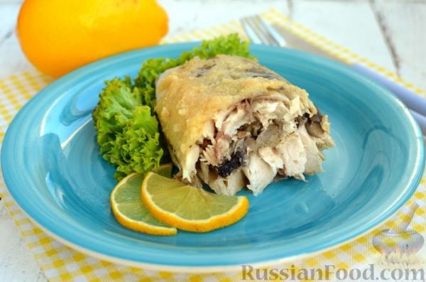 Скумбрия, запечённая с сельдереем и грибами (в фольге)