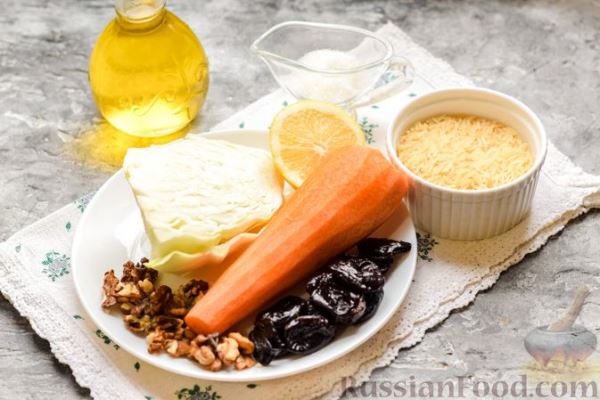 Салат с капустой, рисом, морковью, черносливом и орехами