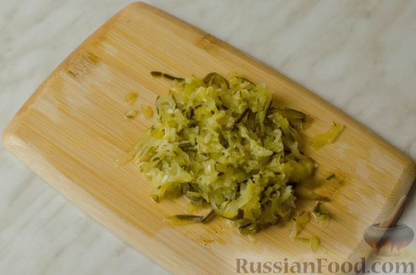Рыба в сметане с солёными огурцами (на сковороде)