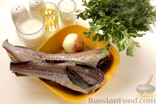 Минтай, тушенный с луком в молоке