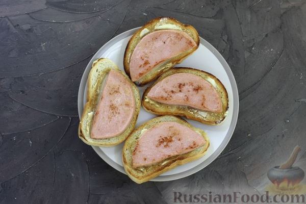Бутерброды с жареной колбасой и горчицей