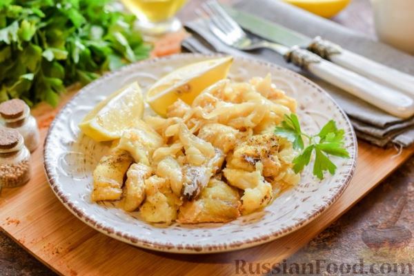 Минтай, запечённый с луком (в рукаве)