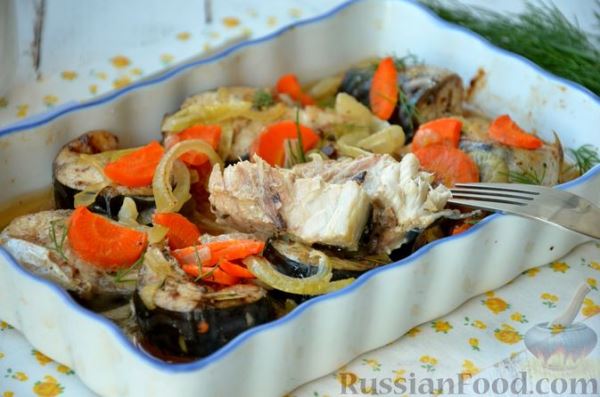 Скумбрия, запечённая с морковью и луком (в рукаве)