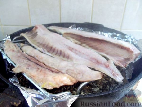 Копчёная рыба на сковороде