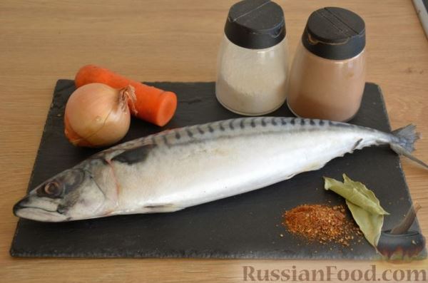 Скумбрия, запечённая с морковью и луком (в рукаве)