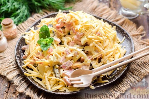 Салат с ветчиной, черносливом, сыром и яйцами