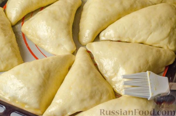 Дрожжевые пирожки с горохом и грибами (в духовке)