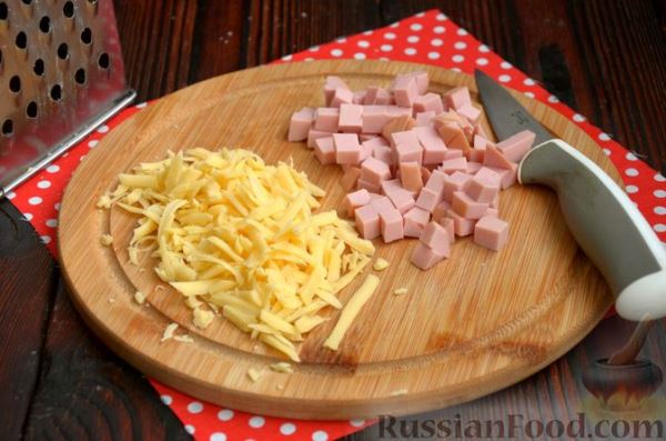 Яичница в хлебе, с сыром и колбасой