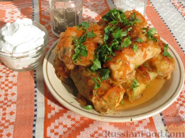 Голубцы с курицей, овсянкой и стручковой фасолью, в томатном соусе