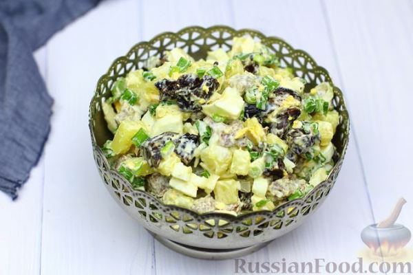Салат с говядиной, картофелем, черносливом и яйцами