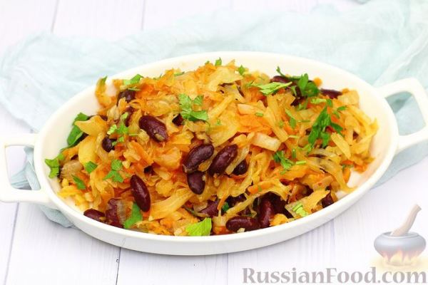 Тушёная капуста с консервированной фасолью