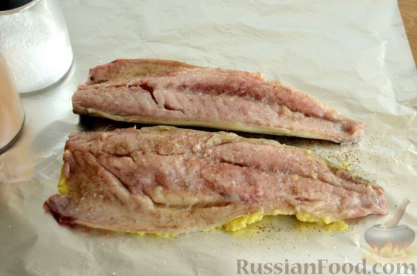 Скумбрия, запечённая с сельдереем и грибами (в фольге)