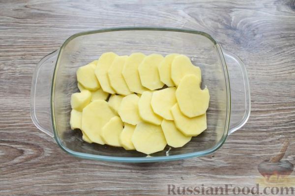 Треска, запечённая с картофелем, морковью и сыром