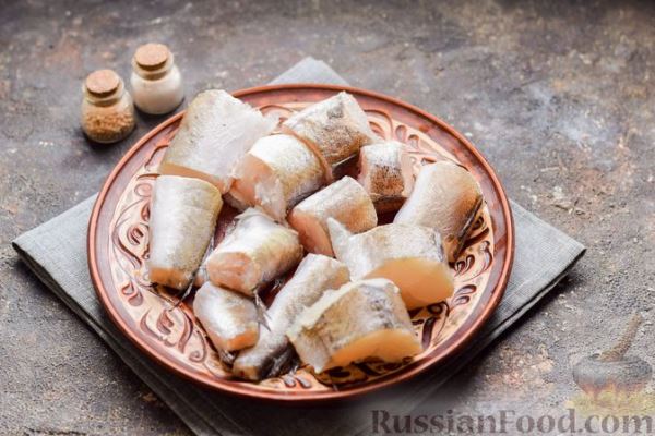 Рыба, тушенная в томатном соусе с грибами