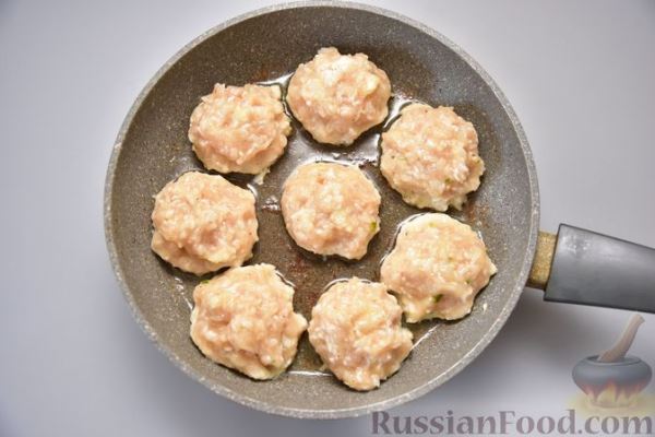 Тефтели с рисом, тушенные с морковью