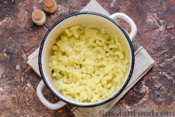Картофельные котлеты с консервированным тунцом, сыром и зеленью
