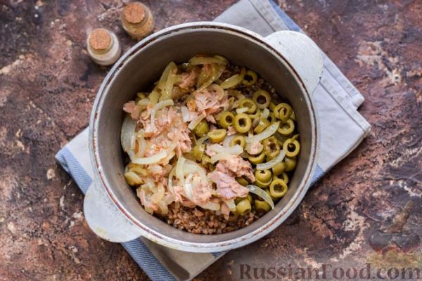 Гречка с консервированным тунцом и оливками