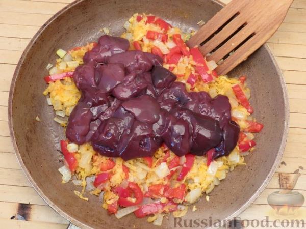 Печень индейки в сметане, с репой и сладким перцем