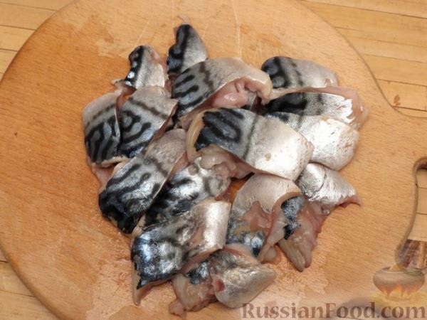 Скумбрия, тушенная в томатно-грибном соусе