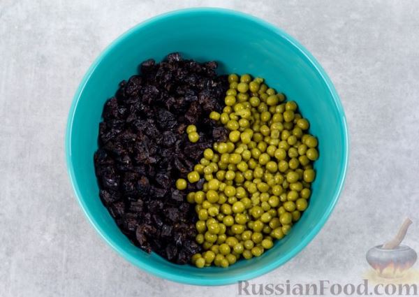 Салат с курицей, черносливом и консервированным зелёным горошком