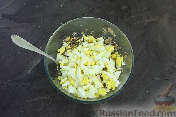 Манник с рыбой, отварными яйцами и майонезно-сметанной заливкой