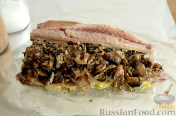 Скумбрия, запечённая с сельдереем и грибами (в фольге)