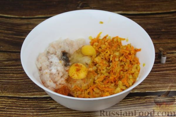 Рулет из рыбы с овощами и варёными яйцами (в духовке)