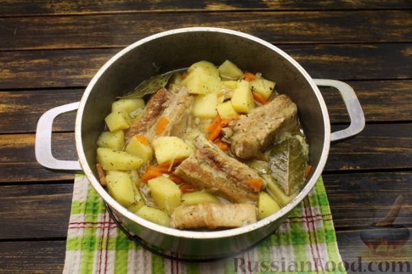Жаркое из свиных рёбрышек и картофеля