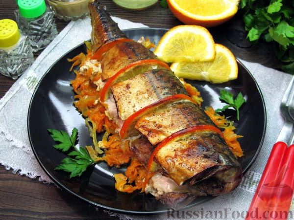 Запечённая скумбрия с апельсинами, на овощной подушке