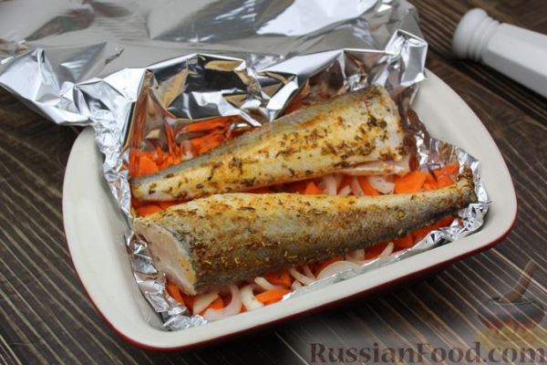 Рыба, запечённая с морковью и яблоками