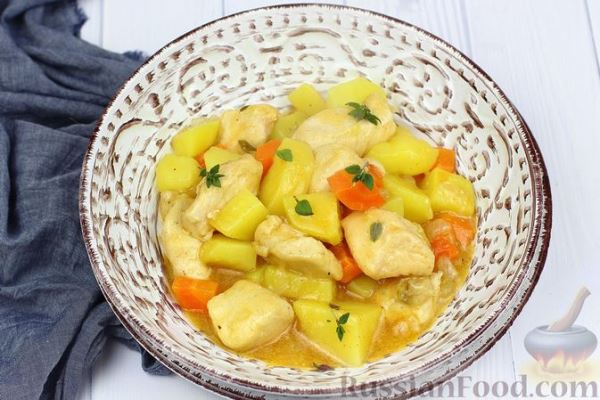 Тушёная картошка с курицей и сельдереем