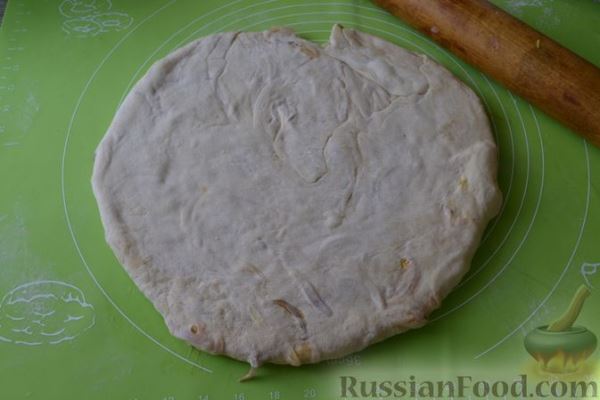Катлама с пряной луковой начинкой
