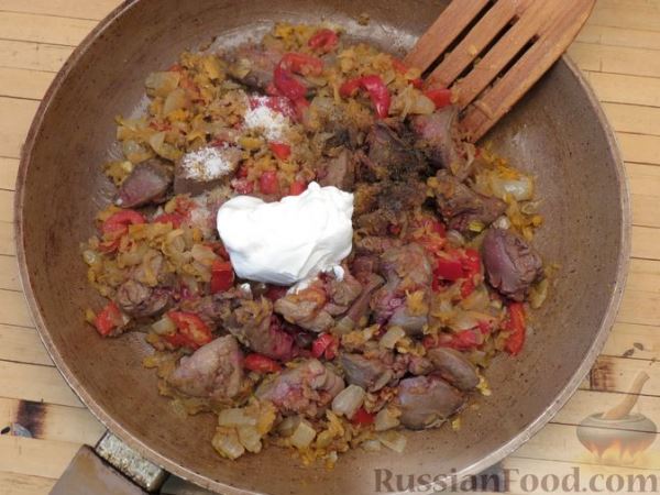 Печень индейки в сметане, с репой и сладким перцем