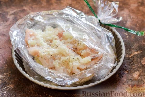 Минтай, запечённый с луком (в рукаве)