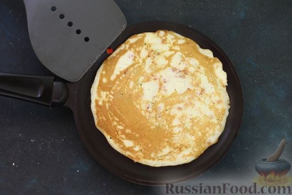 Блины на кефире, с припёком из ветчины, зелёного лука и болгарского перца