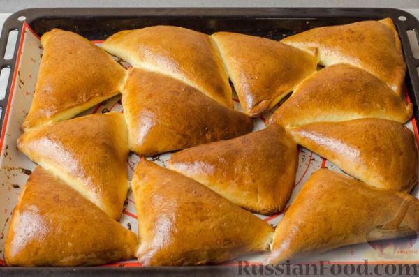Дрожжевые пирожки с горохом и грибами (в духовке)