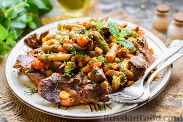 Куриная печень, тушенная с замороженными овощами