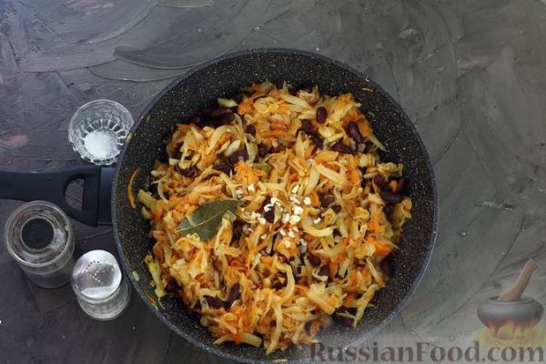 Тушёная капуста с консервированной фасолью