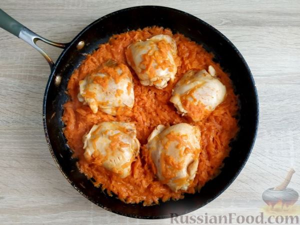 Курица, тушенная с морковью
