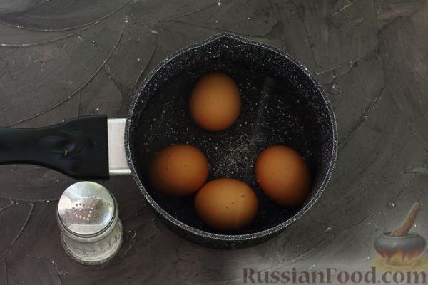 Салат с говядиной, картофелем, черносливом и яйцами