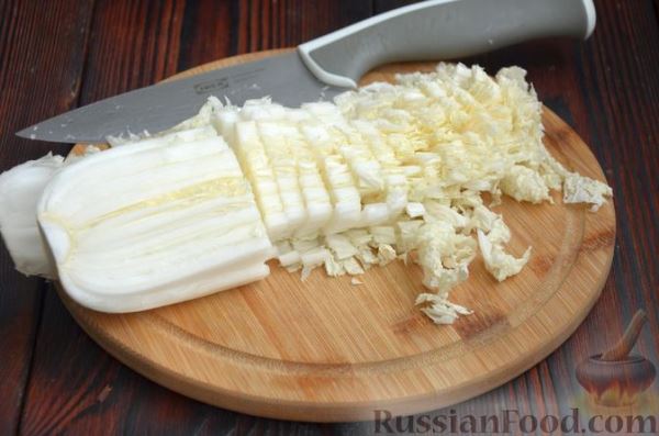Салат с пекинской капустой, курицей, сыром фета и яичными белками