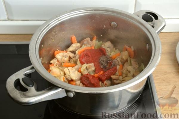 Картошка, тушенная с курицей и консервированной фасолью