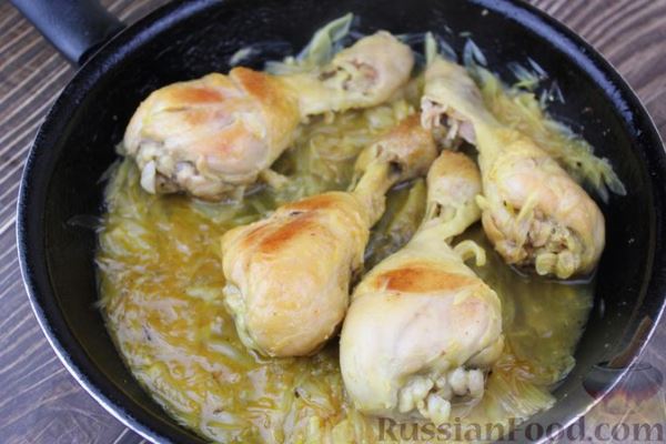 Куриные ножки, тушенные с луком