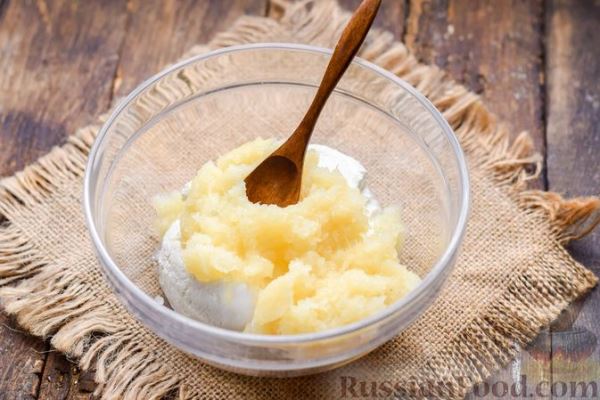 Десерт из сливочного сыра, с ананасами и грецкими орехами