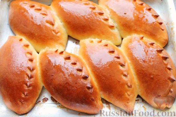 Дрожжевые пирожки с яйцом, курицей и укропом (в духовке)