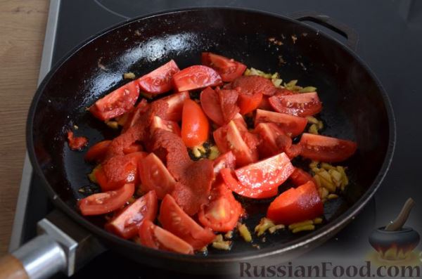 Сёмга, тушенная в томатном соусе с пивом и имбирём