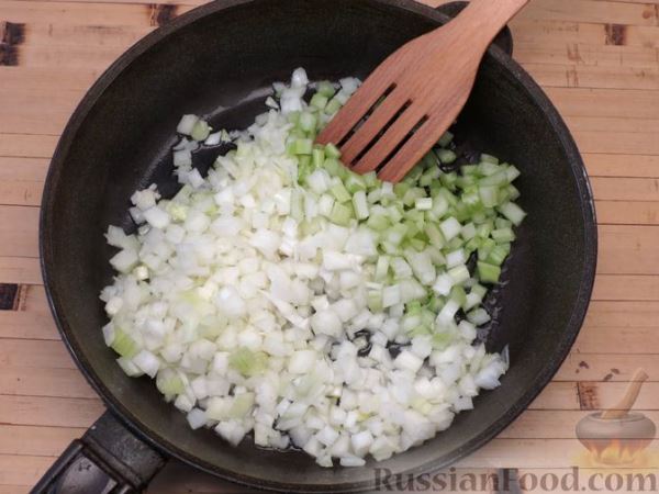 Кролик, тушенный в вине и сливках, с яблоками и сельдереем