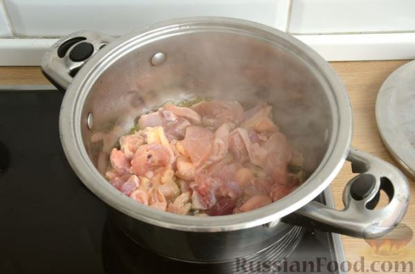 Картошка, тушенная с курицей и консервированной фасолью