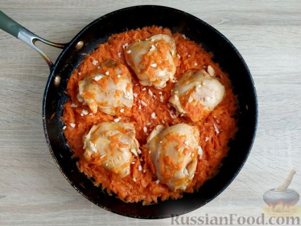 Курица, тушенная с морковью